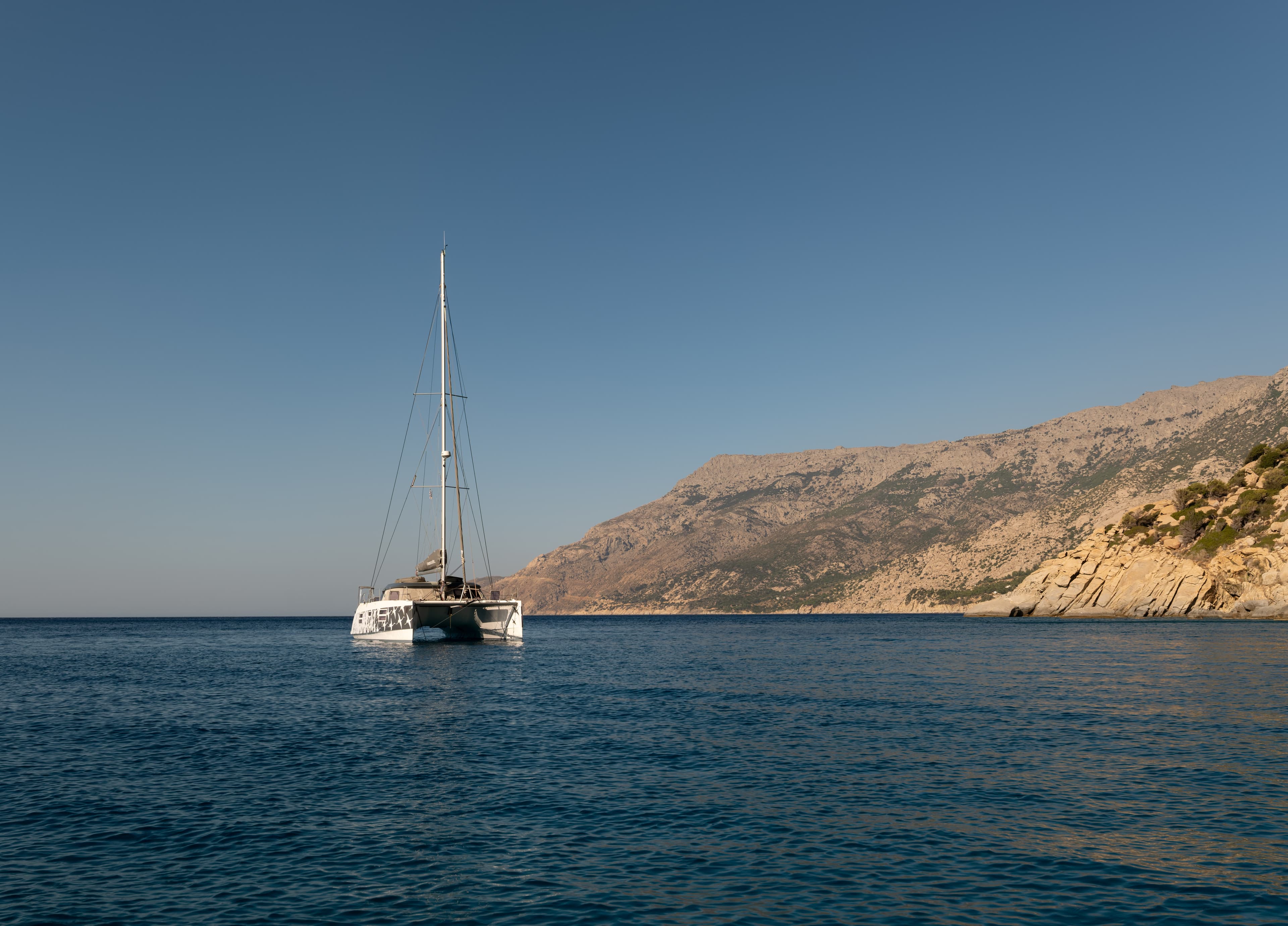 Catamarán fondeado en aguas turquesas (foto de referencia)